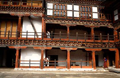 Funcionarios en el Wangdue Phodrang Dzong, la fortaleza-monasterio de la villa Thedtsho Gewog, en la zona central.