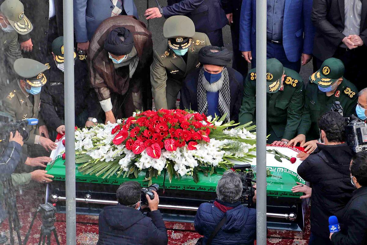 Funcionarios iraníes rezan sobre el ataúd del científico nuclear asesinado Mohsen Fakhrizadeh durante su ceremonia fúnebre en la capital de Irán, Teherán