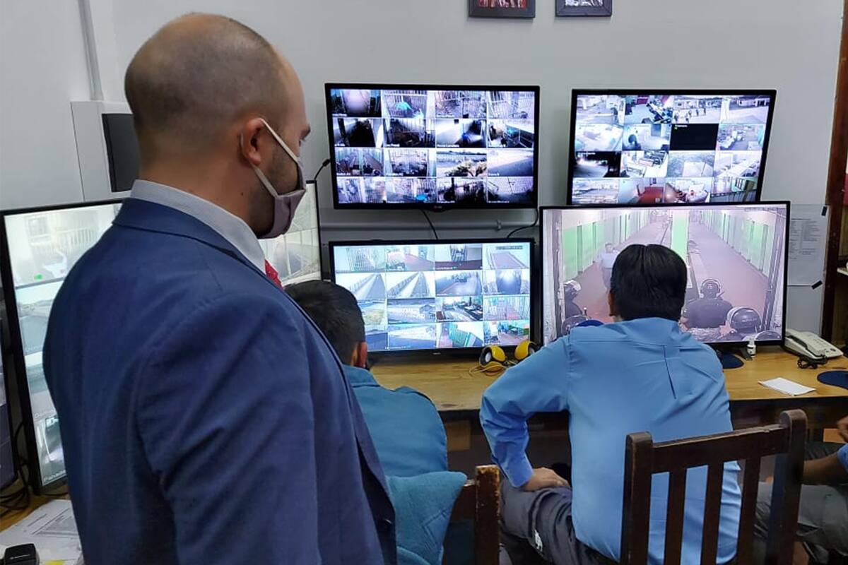 Funcionarios judiciales y penitenciarios supervisan los allanamientos en las celdas de la Unidad Carcelaria N°1 del barrio de Villa Las Rosas, en Salta capital