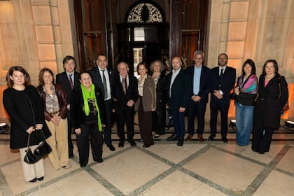 Funcionarios nacionales en el frente del ex edificio del AGN