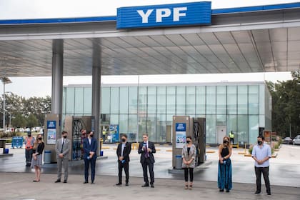 Funcionarios y autoridades de YPF participaron del anuncio