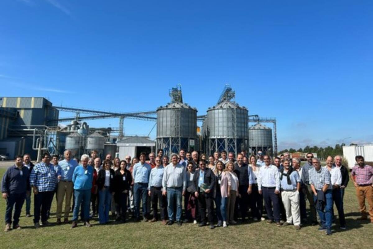 Funcionarios y directivos de la industria semillera en la jornada en Salto