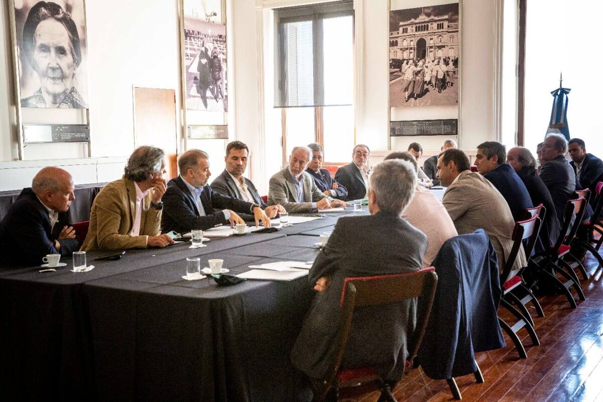 Funcionarios y empresarios en la reunión realizada hoy. Prensa Jefatura de Gabinete