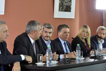 Funcionarios y gobernadores, al firmar el consenso en 2017