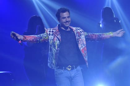 Fernando Dente, con un look bien Freddie Mercury
