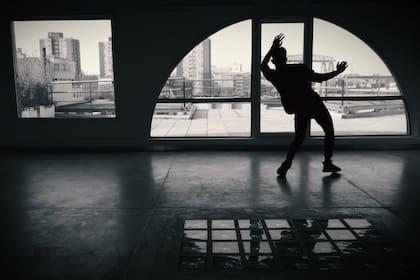 El bailarín Jiva Velázquez se recorta entre las formas que trazó Clorindo Testa para el edificio de la Fundación Andreani