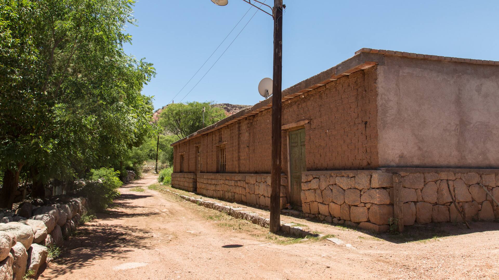 Entre las sierras de Famatina y del cordón de Talampaya, el enclave es un paraíso y su historia está signada por el aislamiento; con lluvia era directamente imposible entrar o salir.