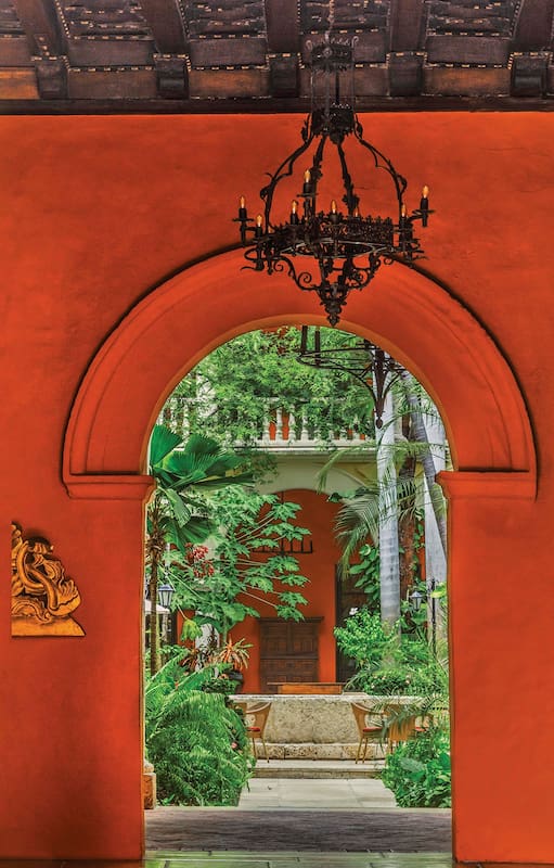 Las puertas y ventanas son nuevas, ya que antes el convento de clausura no tenía contacto con la calle.
