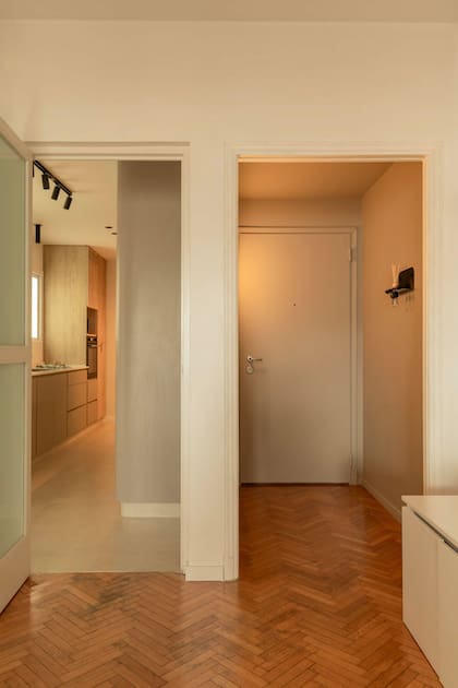 Fundamental para lograr que el nuevo ambiente se integre armoniosamente, la puntura y la iluminación del living se alinean con la cocina.