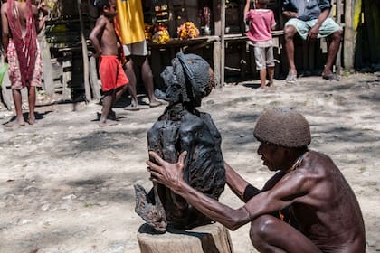 Rito funerario en Papúa Nueva Guinea, donde se somete al muerto a un proceso de deshidratación y luego se lo coloca en un sitio de honor