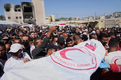 Funeral de 8 socorristas de la Media Luna Roja recuperados en Rafah una semana después de un ataque israelí, en Deir al-Balah, Franja de Gaza, el 31 de marzo de 2025.