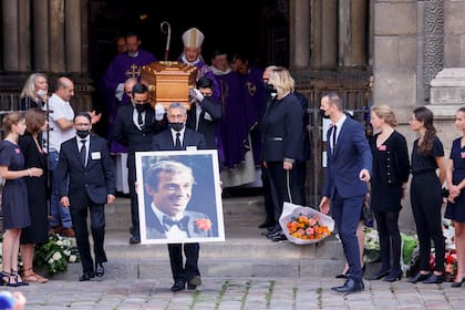 El retrato de Jean-Paul Belmondo encabeza la procesión fúnebre al salir de la iglesia parisina de Saint Germain des Pres