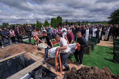 Funeral de tres hermanos muertos en ataque ruso destaca el creciente costo para familias ucranianas
