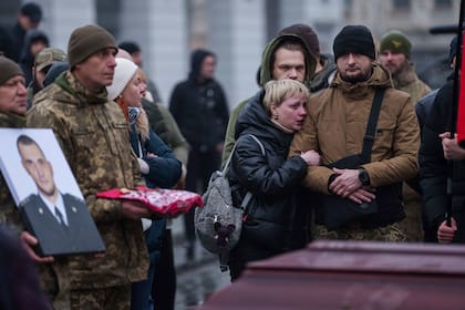 Funeral del oficial ucraniano Pavlo Vedybida, alias "Obolonchik", en la explanada Independencia, en Kiev, Ucrania, el 30 de noviembre de 2024. (AP Foto/Evgeniy Maloletka)