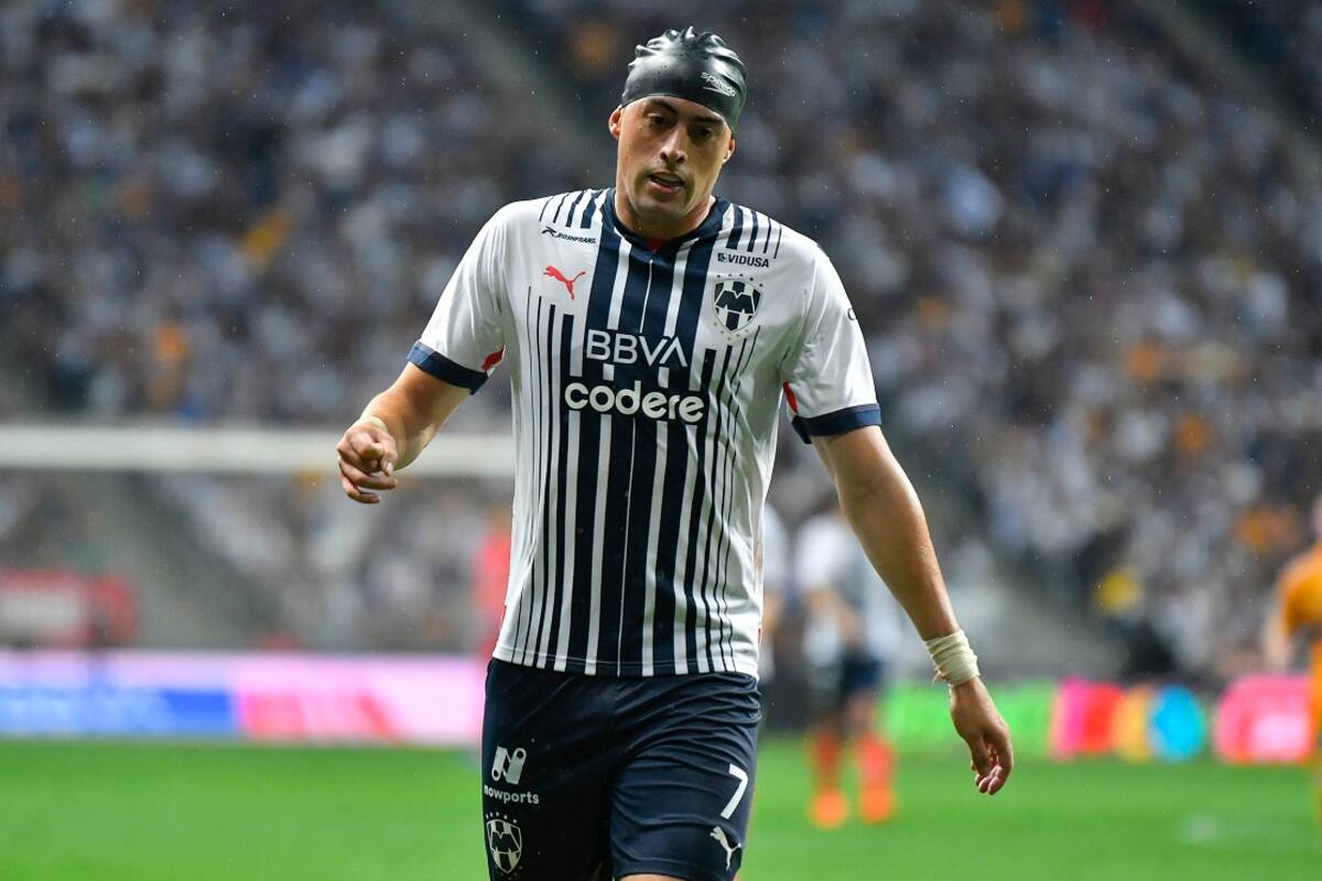 Funes Mori, con el gorro de natación después de un duro cabezazo