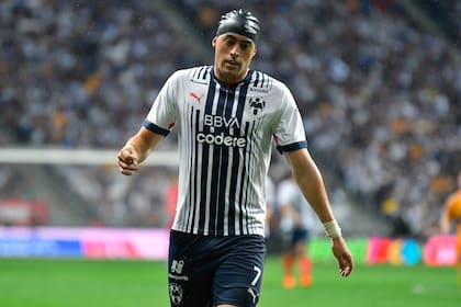 Funes Mori, con el gorro de natación después de un duro cabezazo