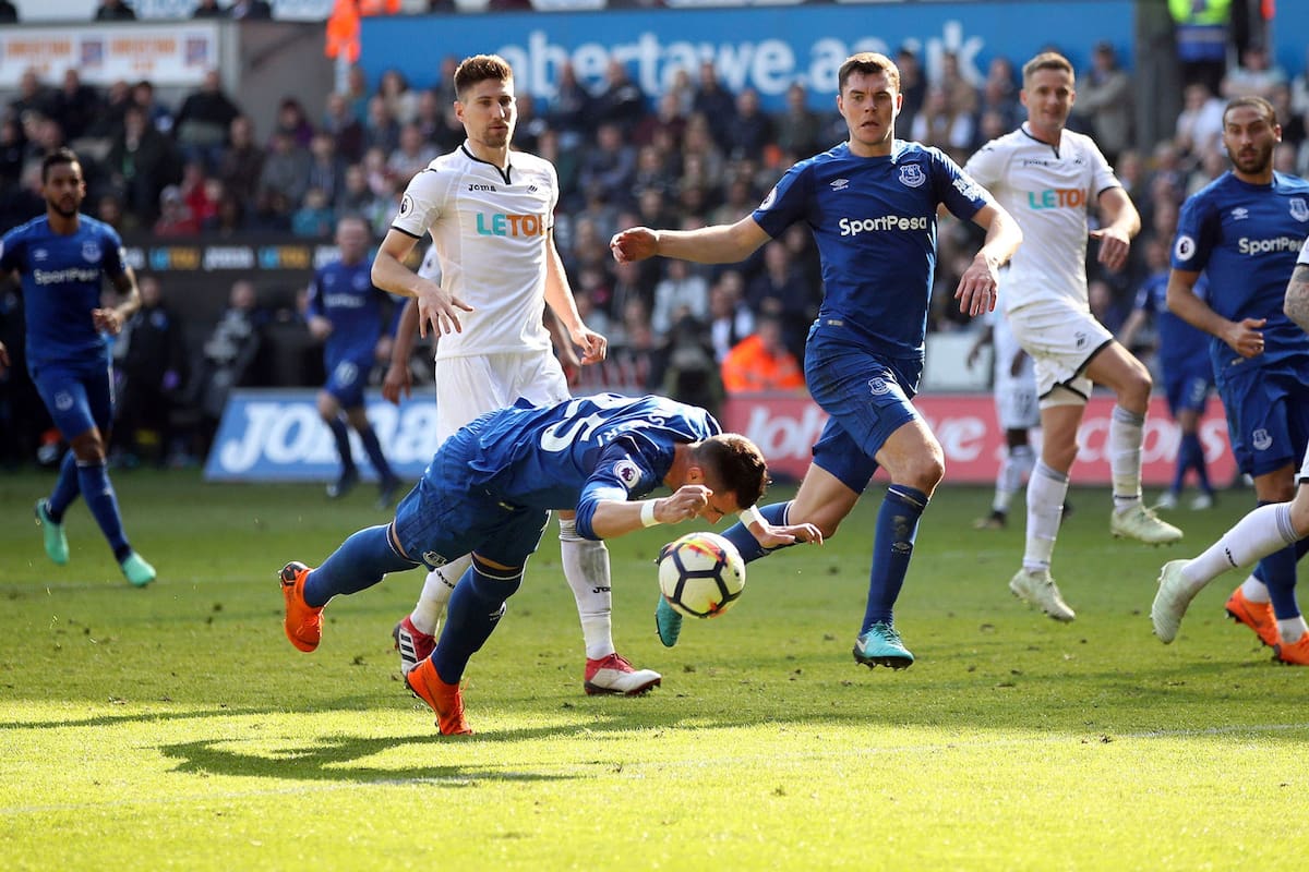 Funes Mori intenta cabecear ante la mirada de Federico Fernández, el argentino del Swansea. El defensor de la selección volvió a jugar