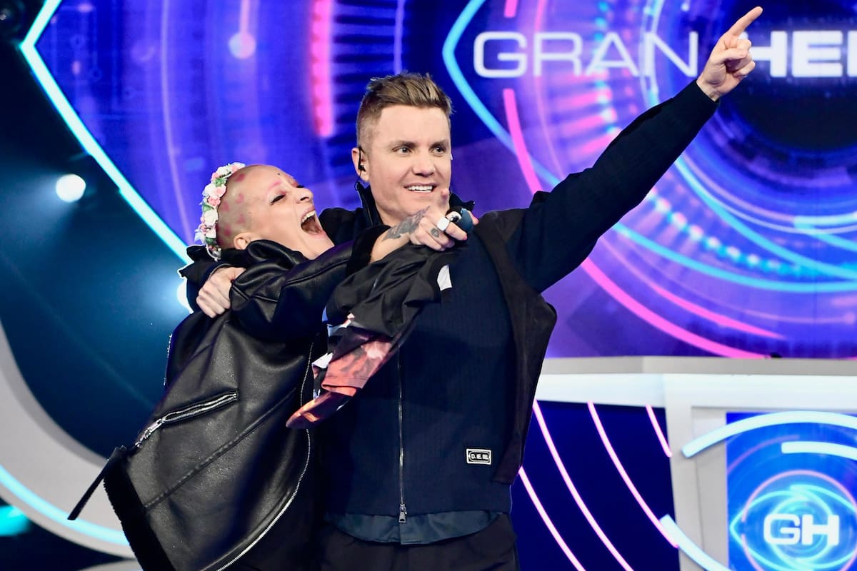 Furia, abrazada a Santiago del Moro, tras salir de la casa