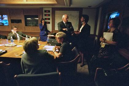 Dick Cheney y parte del gabinete de Bush en el búnker según el registro fotográfico de 2001 durante la crisis por el ataque a las Torres Gemelas