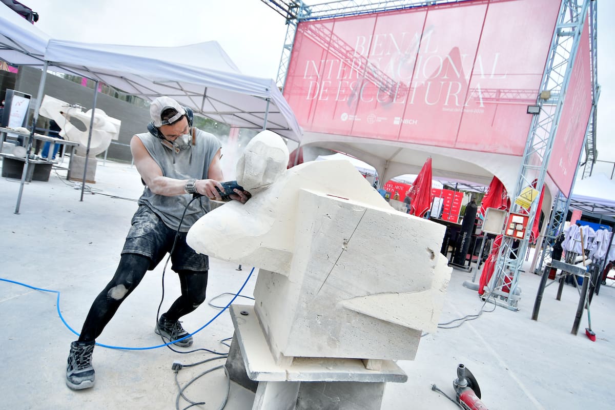 Furkan Depeli, escultor oriundo de Turquía, es uno de los diez participantes en la Bienal Internacional de Escultura del Chaco 2026