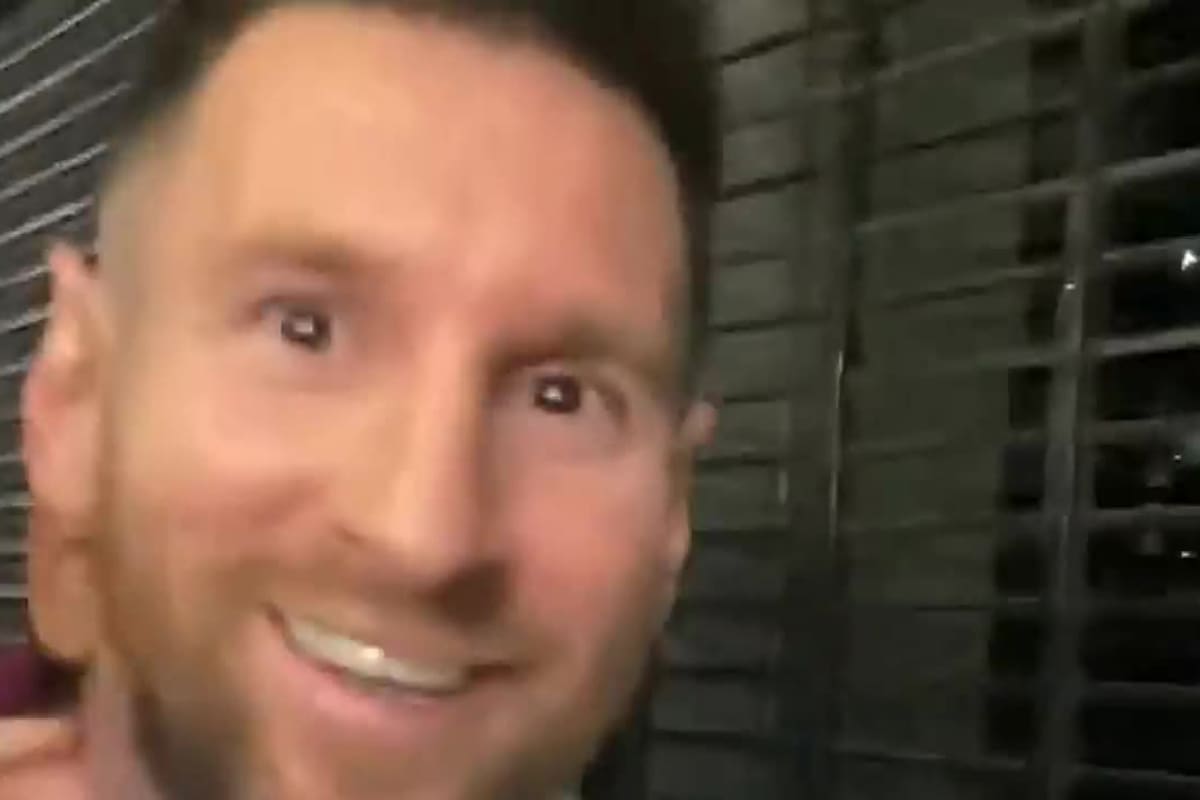 Furor por Lionel Messi: cientos de hinchas coparon la entrada de una parrilla donde La Pulga cenaba con su familia.
