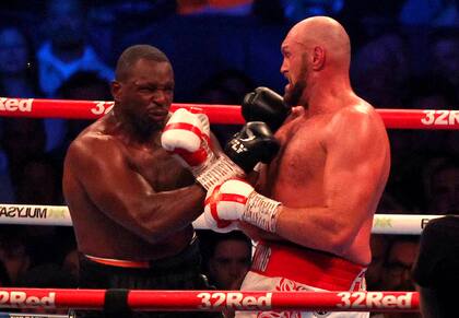 Fury castiga con el gancho de derecha a Whyte