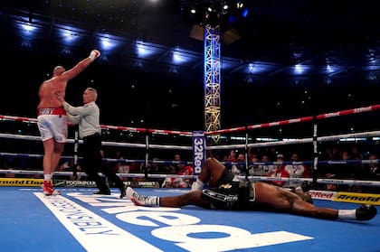 Fury festeja, Whyte en la lona: el campeón definió a los 2m59s del sexto round