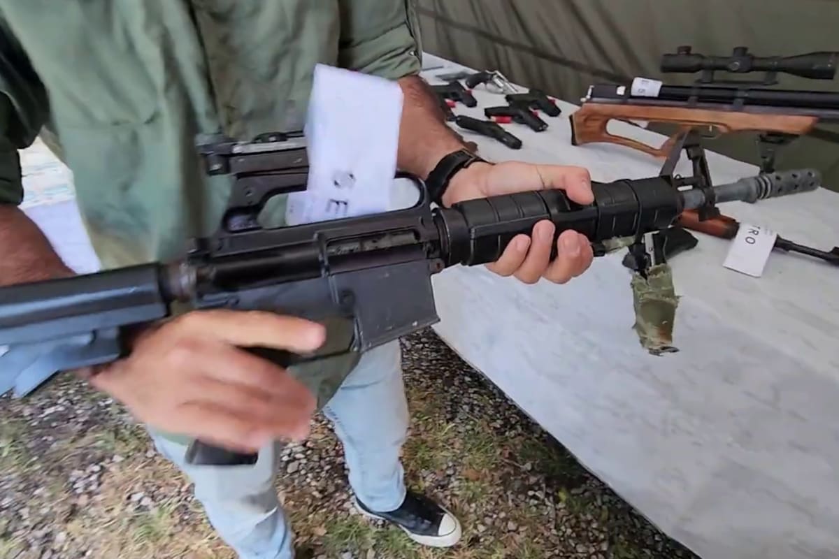 Fusil AR-15 hallado dentro de un tanque enterrado en un baldío de Roldán, atribuido al arsenal de la banda de Los Menores, activa en Rosario