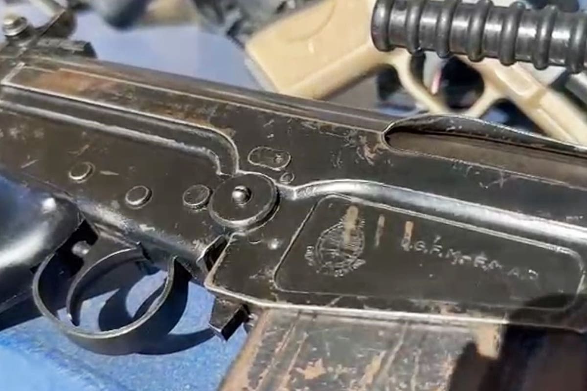 Fusil FAL con la inscripción del Ejército Argentino encontrado entre un arsenal de contrabando secuestrado en la Triple Frontera
