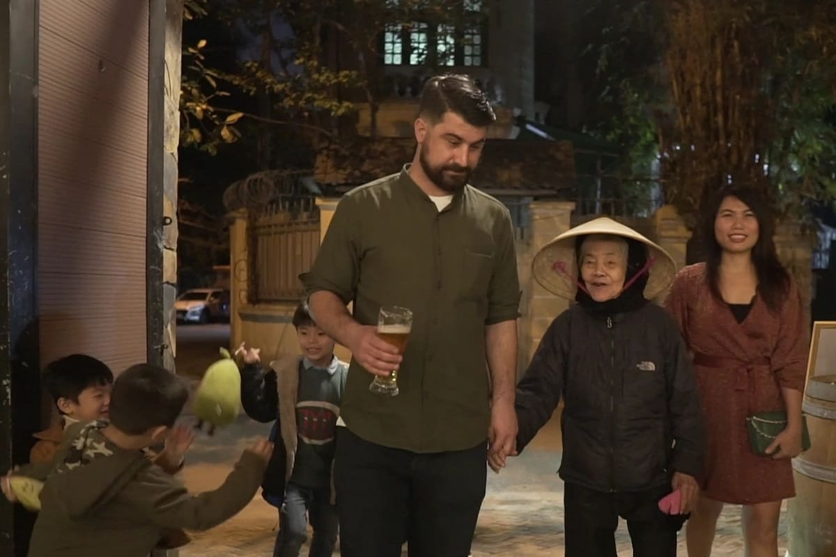 Fusse con una vecina y su socia vietnamita.