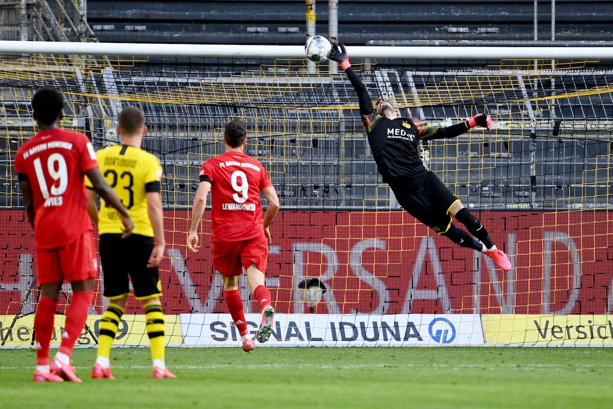 Fútbol - Bundesliga - Borussia Dortmund v Bayern Munich - Signal Iduna Park, Dortmund, Alemania - 26 de mayo de 2020 Joshua Kimmich (no en la foto) del Bayern Munich marca su primer gol, ya que el juego se reanuda a puerta cerrada tras el brote de la enfermedad por coronavirus.