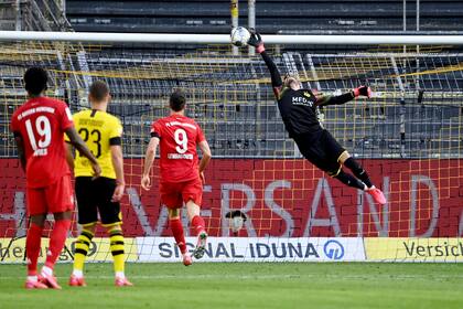 Fútbol - Bundesliga - Borussia Dortmund v Bayern Munich - Signal Iduna Park, Dortmund, Alemania - 26 de mayo de 2020 Joshua Kimmich (no en la foto) del Bayern Munich marca su primer gol, ya que el juego se reanuda a puerta cerrada tras el brote de la enfermedad por coronavirus.
