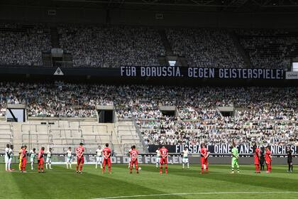 Fútbol - Bundesliga - Borussia Moenchengladbach v Bayer Leverkusen - Borussia-Park, Moenchengladbach, Alemania - 23 de mayo de 2020 Un minuto de silencio en memoria de las víctimas del brote de coronavirus, mientras se reanuda el juego a puerta cerrada tras el brote de la enfermedad por coronavirus