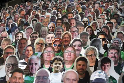 Hinchas de cartón en las tribunas de Borussia Park, que juega en su estadio con Bayer Leverkusen.