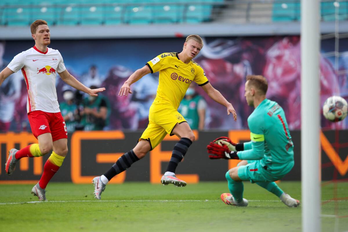 Fútbol - Bundesliga - RB Leipzig v Borussia Dortmund - Red Bull Arena, Leipzig, Alemania - 20 de junio de 2020 Erling Braut Haaland del Borussia Dortmund dispara a puerta, tras la reanudación del juego a puerta cerrada después del brote de la enfermedad por coronavirus