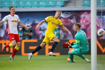 Fútbol - Bundesliga - RB Leipzig v Borussia Dortmund - Red Bull Arena, Leipzig, Alemania - 20 de junio de 2020 Erling Braut Haaland del Borussia Dortmund dispara a puerta, tras la reanudación del juego a puerta cerrada después del brote de la enfermedad por coronavirus