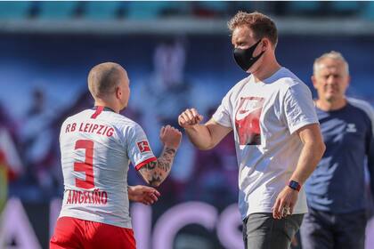 Fútbol - Bundesliga - RB Leipzig v SC Freiburg - Red Bull Arena, Leipzig, Alemania - 16 de mayo de 2020, el entrenador del RB Leipzig Julian Nagelsmann con una máscara protectora con Angelino, mientras el juego se reanuda a puertas cerradas tras el brote de la enfermedad por coronavirus