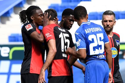 Boyata, defensor de Hertha Berlin, transgrede el protocolo al darle un beso a un compañero