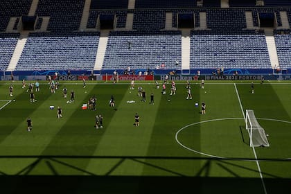 Fútbol en espacios reducidos en el ensayo del viernes de Manchester City en la cancha donde se celebrará la final.