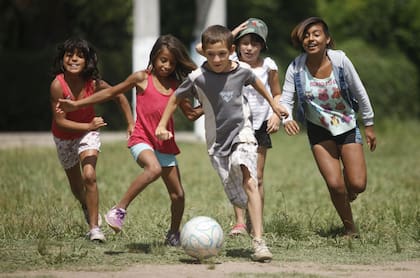Fútbol entre amigos. El deporte es excusa para que los chicos compartan con pares