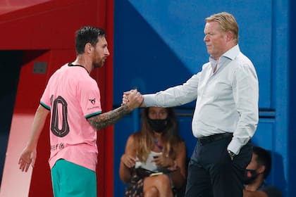 Fútbol Fútbol - Amistoso de pretemporada - FC Barcelona v Girona - Estadio Johan Cruyff, Barcelona, España - 16 de septiembre de 2020 Lionel Messi de Barcelona le da la mano al entrenador Ronald Koeman.
