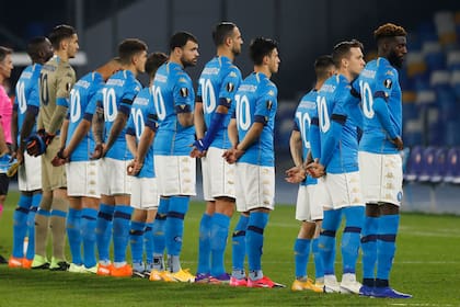 Fútbol Fútbol - Europa League - Grupo F - Napoli v HNK Rijeka - Stadio San Paolo, Nápoles, Italia - 26 de noviembre de 2020 Vista general mientras los jugadores de Napoli se alinean vistiendo camisetas con el nombre de Diego Maradona en la espalda antes del partido