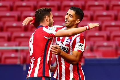 Fútbol Fútbol - La Liga Santander - Atlético de Madrid v Granada - Wanda Metropolitano, Madrid, España - 27 de septiembre de 2020. Luis Suárez del Atlético de Madrid celebra su sexto gol con Saul Niguez