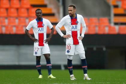 Neymar no lo puede creer. El brasileño anotó dos tantos de penal que sirvieron para dar vuelta el partido, pero luego su equipo cayó ante Lorient