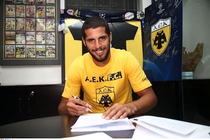 Emanuel Insúa, ex defensor de Boca, Newell´s y Racing, llegó a AEK procedente de Panathinaikos.