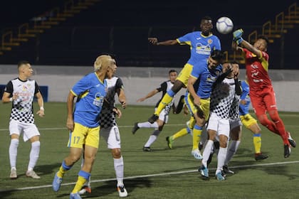 Fútbol para todos: el partido entre Managuas y Cacique Diriangen; Nicaragua es uno de los pocos países en los que el torneo de fútbol no se detuvo pese al coronavirus