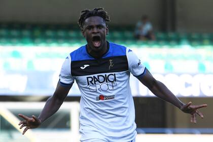 Fútbol - Serie A - Hellas Verona v Atalanta - Stadio MarcAntonio Bentegodi, Verona, Italia - 18 de julio de 2020 Duvan Zapata de Atalanta celebra anotar su primer gol