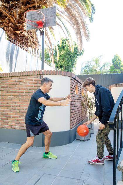 Fútbol y unos tiros al aro son actividades que suelen compartir Sergio y Elvis.