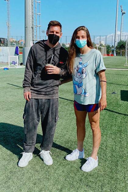 Futbolista brasileña Giovana Queiroz con Leo Messi, cuando ambos estaban en Barcelona.