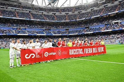 Futbolistas de Real Madrid y Rayo Vallecano exhiben una pancarta contra la discriminación racial
